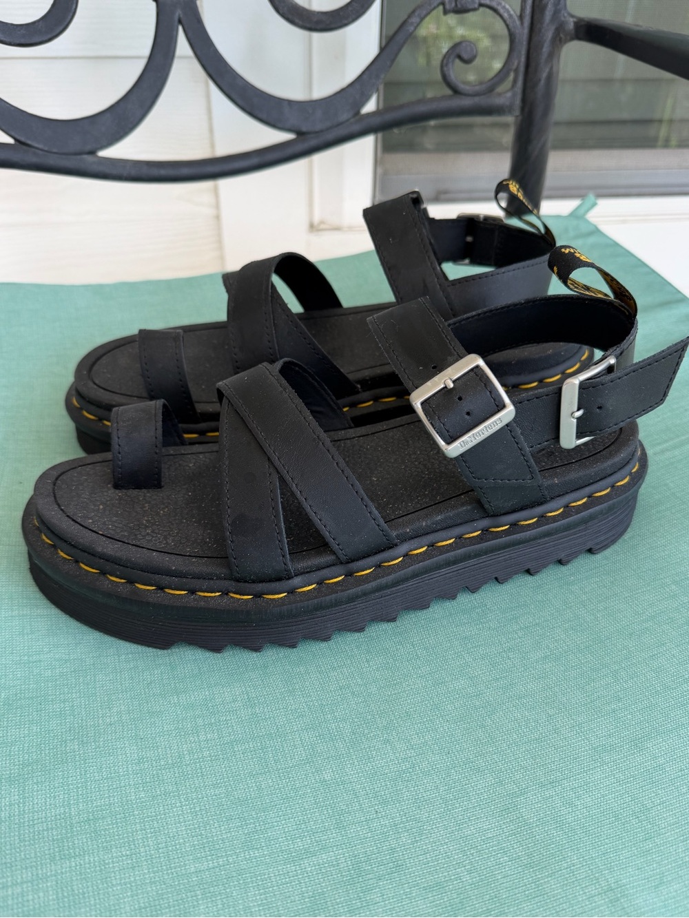 Dr. Martens Black Avry Hydro Leather Strap Sandals! Like New! Size 9